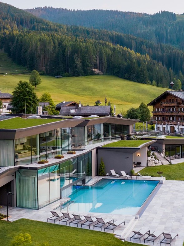 Luftaufnahme des gesamten Naturresorts Puradies im Sommer, Leogang, Salzburger Land Luftaufnahme des Naturresorts Puradies im Sommer, Leogang