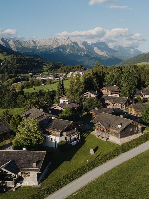 Luftaufnahme des Chaletdorfs im Sommer, Puradies Leogang