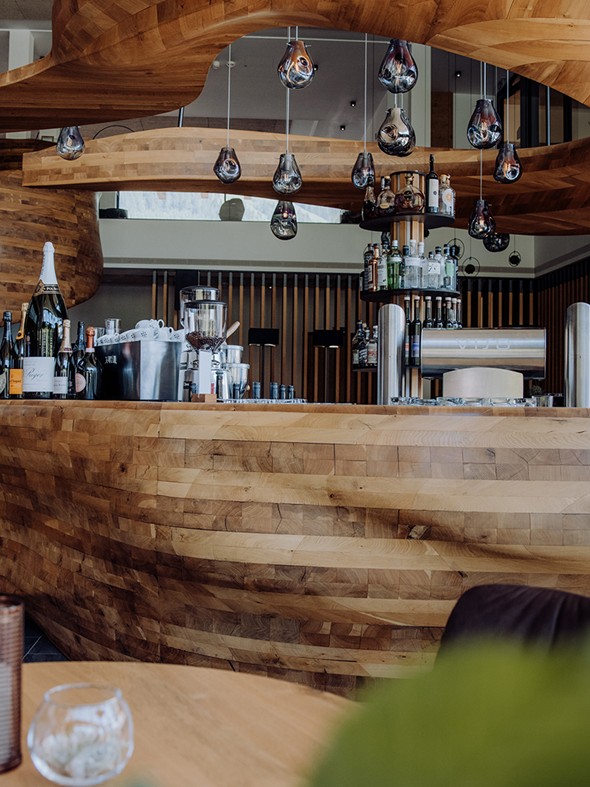 Bar Freiraum mit Holzarchitektur, Naturresort Puradies Leogang