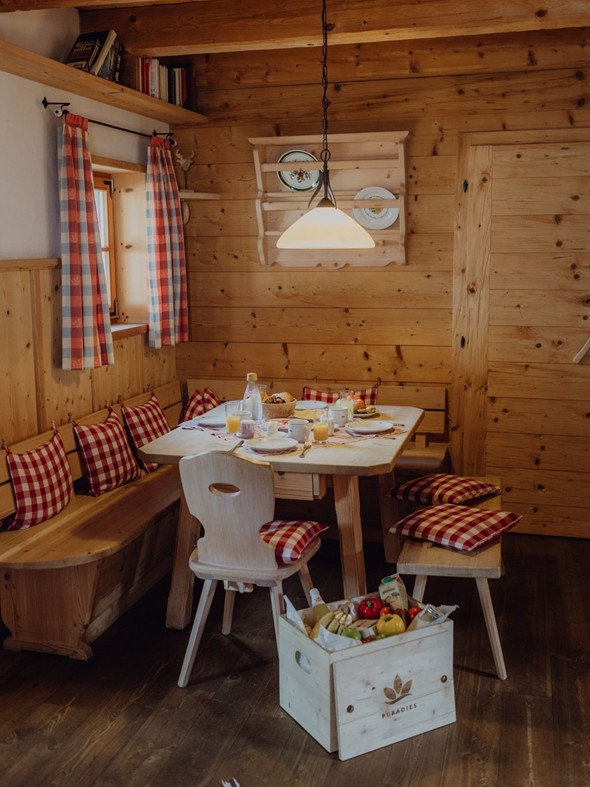Gemütliche Stube mit gedecktem Frühstückstisch im Chalet, Naturresort Puradies, Leogang, Salzburger Land Gemütliche Chalet-Stube mit gedecktem Frühstückstisch, Puradies Leogang