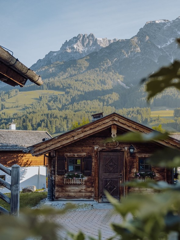 Chalets mit Bergpanorama zwischen grünem Laub, Naturresort Puradies, Leogang, Salzburger Land Chalets mit Bergpanorama zwischen grünem Laub, Puradies Leogang