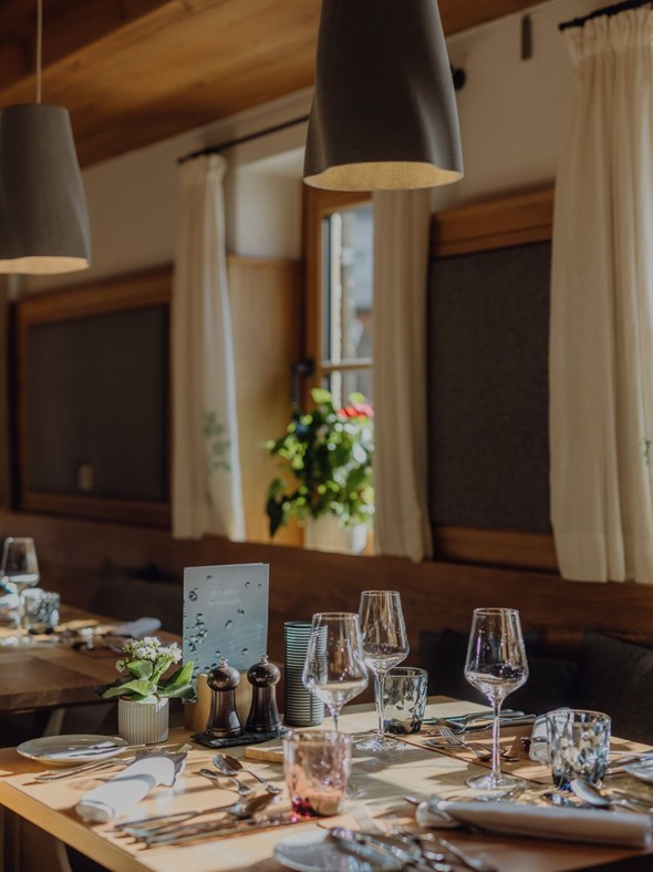 Eingedeckter Tisch im Hotelrestaurant, Naturresort Puradies in Leogang