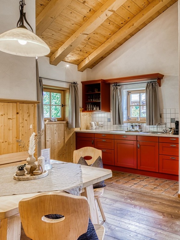 Wohn-Essbereich mit Küche im Privat Spa Chalet Plus im Naturresort Puradies Wohn-Essbereich mit Küche im Privat Spa Chalet Plus im Naturresort Puradies