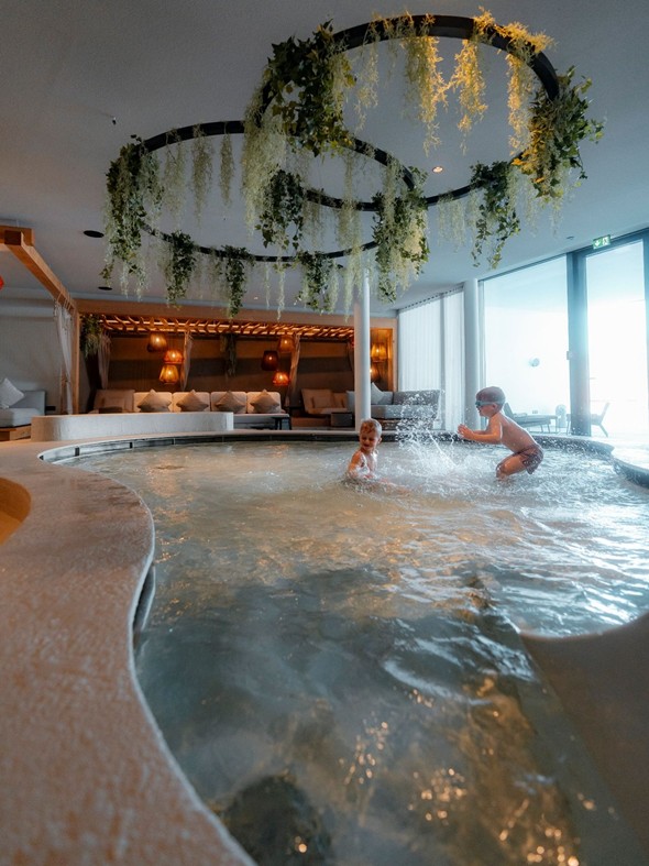 Kinder spielen im Kinderpool unter grünen Deko-Ringen – Heaven Spa, Naturresort Puradies, Leogang, Salzburger Land Kinder planschen im Kinderpool, Heaven Spa, Naturresort Puradies in Leogang