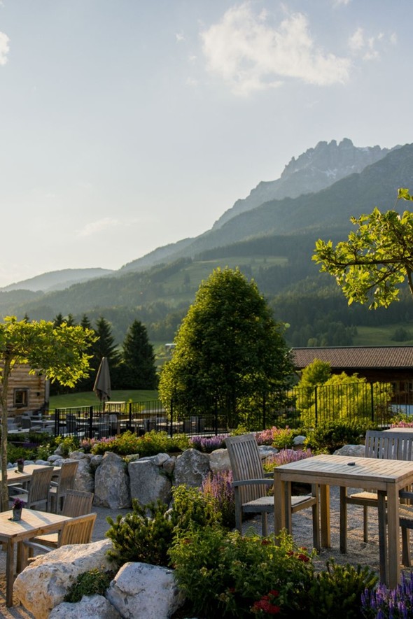 Terrasse mit Bergblick im Abendlicht, Puradies Leogang
