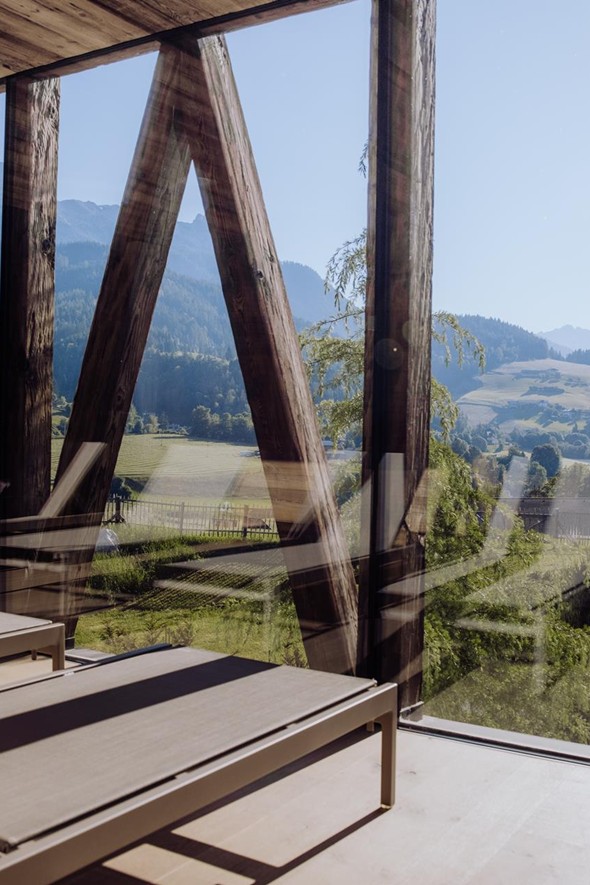 Ruheraum mit Liegen und Bergblick, Saunahaus Heaven Spa, Naturresort Puradies in Leogang