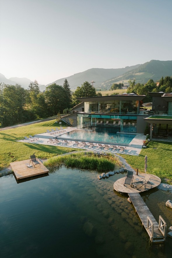 Luftaufnahme von Naturbadeteich und Infinity Pool, Naturresort Puradies, Leogang, Salzburger Land Naturbadeteich und Infinity Pool aus der Luft, Puradies Leogang