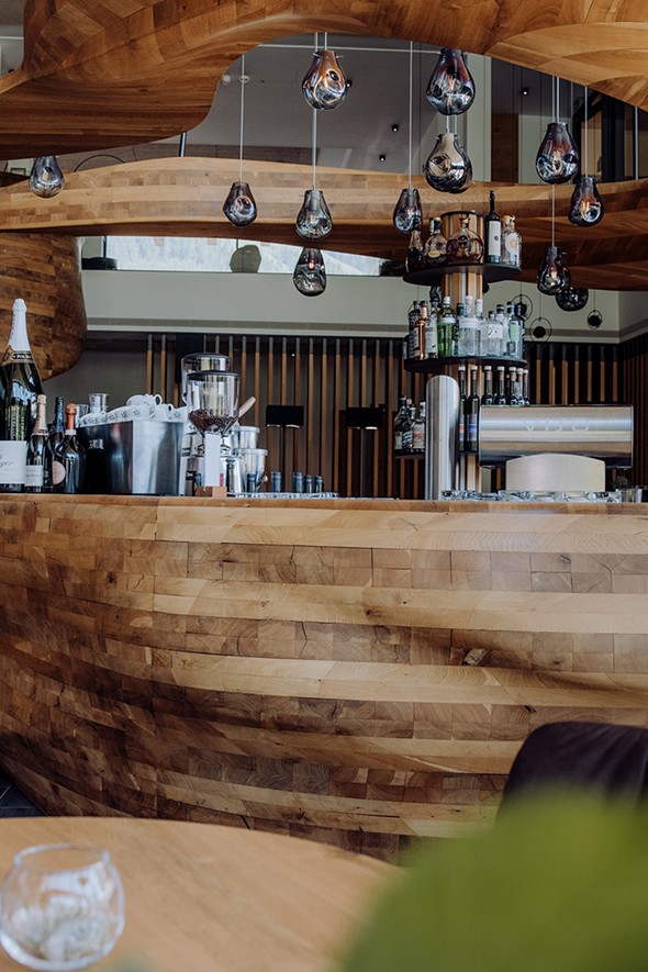 Bar Freiraum mit geschwungener Holzarchitektur, Naturresort Puradies, Leogang, Salzburger Land Bar Freiraum mit Holzarchitektur, Naturresort Puradies Leogang