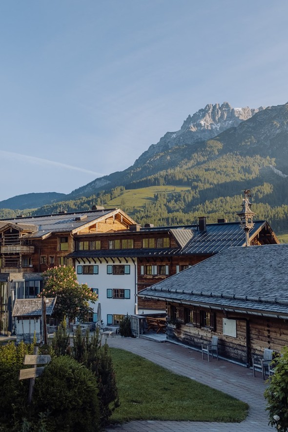Blick vom Chaletdorf zum Hotel im Morgenlicht, Puradies Leogang